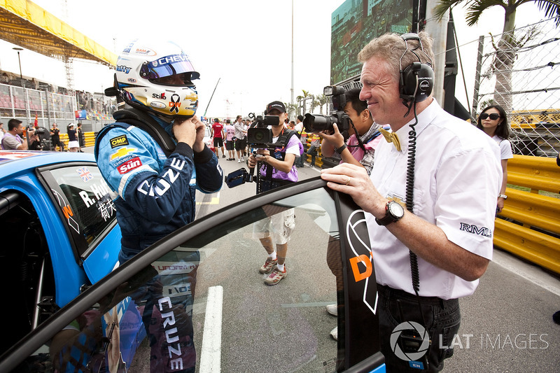 Rob Huff, Chevrolet Cruze with Eric Nève, Head of Motorsport, Chevrolet