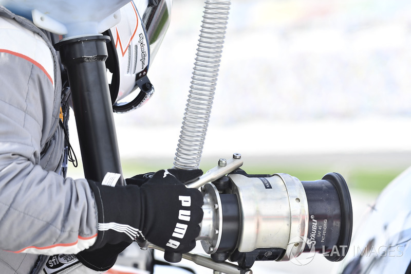 #6 Acura Team Penske Acura DPi, Refueled