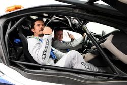 L'attore Orlando Bloom con Alejandro Agag, CEO Formula E, nella Qualcomm BMW Safety Car