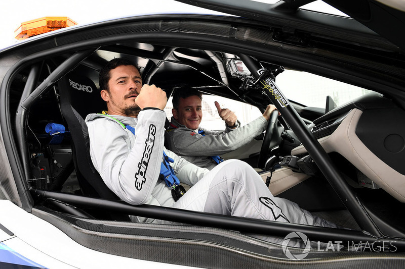 Actor Orlando Bloom con Alejandro Agag, CEO de Fórmula E en el Qualcomm BMW Safety Car