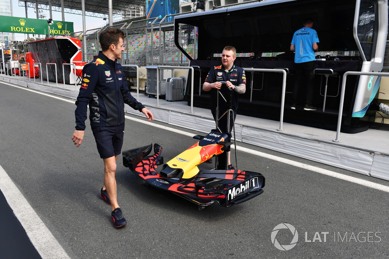 Mekanik Red Bull Racing membawa sayap depan Red Bull Racing RB14