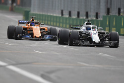 Sergey Sirotkin, Williams FW41 y Fernando Alonso, McLaren MCL33