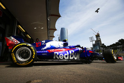 Pierre Gasly, Toro Rosso STR13 Honda, leaves the garage