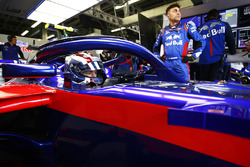 Pierre Gasly, Toro Rosso, in the garage