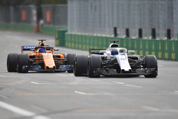 Lance Stroll, Williams FW41 ve Fernando Alonso, McLaren MCL33