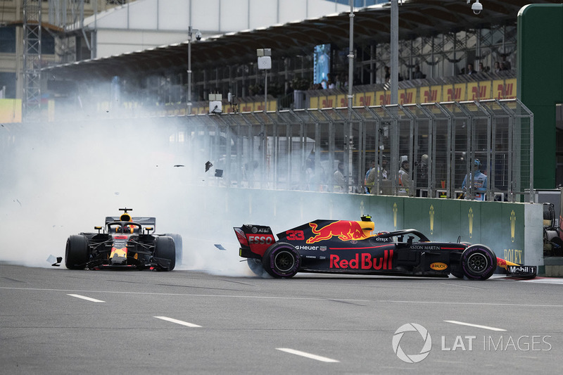 L'incidente tra Max Verstappen, Red Bull Racing RB14 e Daniel Ricciardo, Red Bull Racing RB14