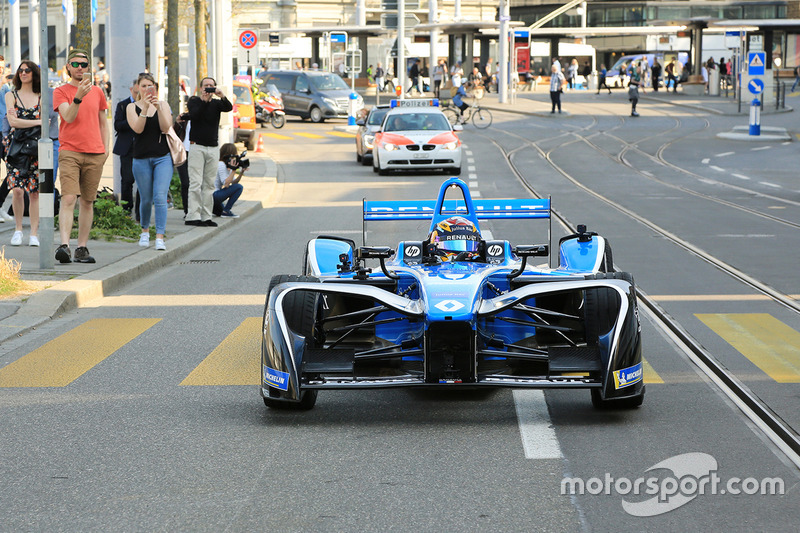 Sébastien Buemi in azione tra le strade di Zurigo