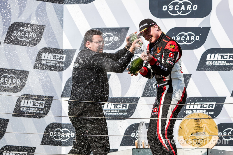 Podio: Yann Ehrlacher, ALL-INKL.COM Münnich Motorsport Honda Civic Type R TCR con Dominik Greiner, manager del equipo ALL-INKL.COM Münnich Motorsport