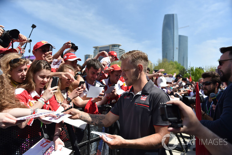Kevin Magnussen distribuindo autógrafos aos fãs