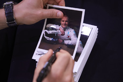 Valtteri Bottas, Mercedes AMG F1, zet handtekeningen