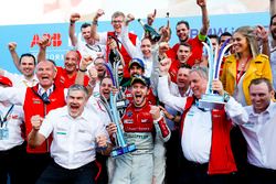 Lucas di Grassi, Audi Sport ABT Schaeffler, 2° classificato, Daniel Abt, Audi Sport ABT Schaeffler, vincitore dell'ePrix di Berlino