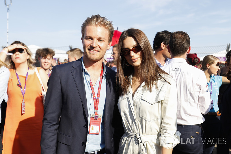 Nico Rosberg, campeón mundial de Fórmula 1, inversionista de Fórmula E con la Model Emily Ratajkowski