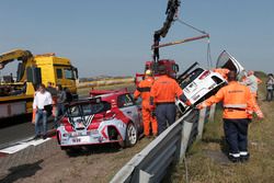 El coche de Norbert Michelisz, BRC Racing Team Hyundai i30 N TCR e Yvan Muller, YMR Hyundai i30 N TCR tras el accidente