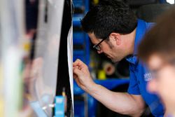 Chase Elliott, Hendrick Motorsports Chevrolet Camaro crew man