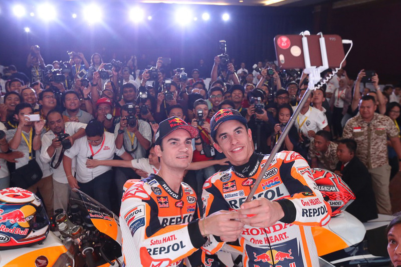 Marc Marquez, Repsol Honda Team, Dani Pedrosa, Repsol Honda Team szelfi a médiával