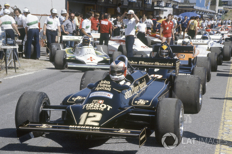 Nigel Mansell, Lotus 87-Ford Cosworth en pitlane