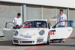 Trabajos en uno de los autos de la Porsche GT3 Cup Trophy Argentina