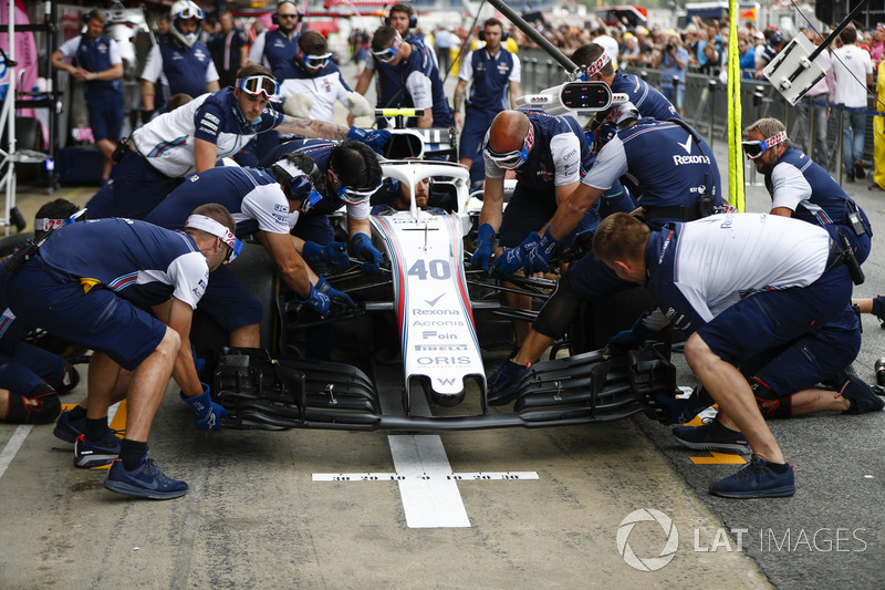 Il team Williams effettua una prova di pit stop
