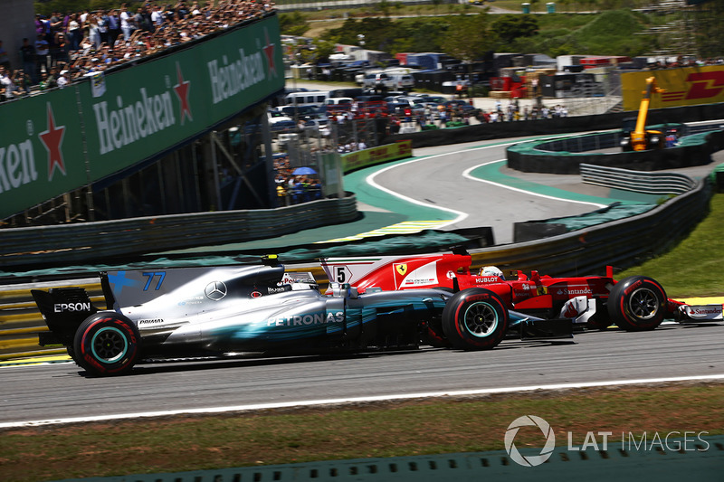 Sebastian Vettel, Ferrari SF70H ve Valtteri Bottas, Mercedes AMG F1 W08, startta