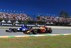 Marcus Ericsson, Sauber C36 and Daniel Ricciardo, Red Bull Racing RB13 battle