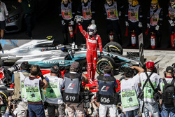 Il vincitore della gara Sebastian Vettel, Ferrari SF70H festeggia nel parco chiuso