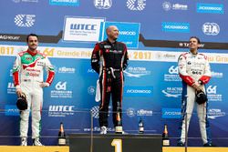 Podio: Ganador de la carrera Rob Huff, All-Inkl Motorsport, Citroën C-Elysée WTCC, segundo Norbert M