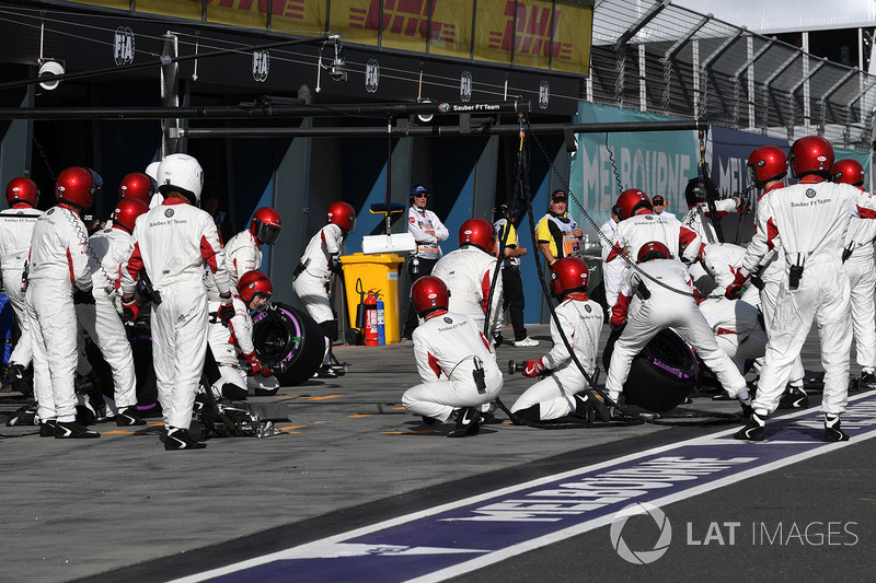 Sauber mechanics await a pit stop