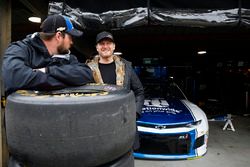 Dale Earnhardt Jr. con un membro della crew di Alex Bowman, Hendrick Motorsports, Chevrolet Camaro Nationwide