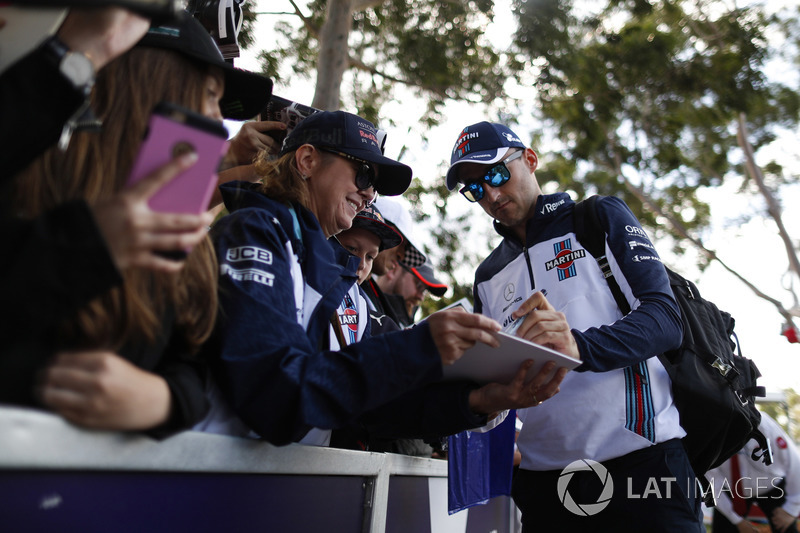 Robert Kubica, Williams Martini Racing, imza dağıtıyor