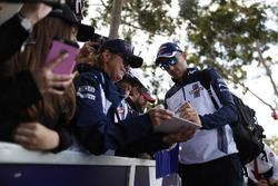 Robert Kubica, Williams Martini Racing, imza dağıtıyor