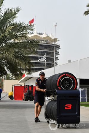 Red Bull Racing monteur met Pirelli-banden