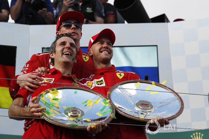 Гонщики Ferrari Себастьян Феттель и Кими Райкконен