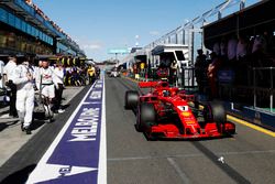 Kimi Raikkonen, Ferrari SF71H, passeert Williams in de pitstraat