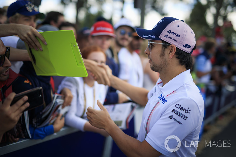 Sergio Perez, Force India firma autógrafos para los fanáticos