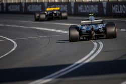 Nico Hulkenberg, Renault Sport F1 Team R.S. 18, delante de Valtteri Bottas, Mercedes AMG F1 W09