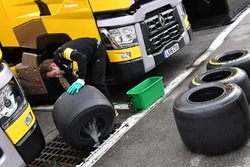 Un meccanico del Team Renault Sport F1 lava le gomme Pirelli