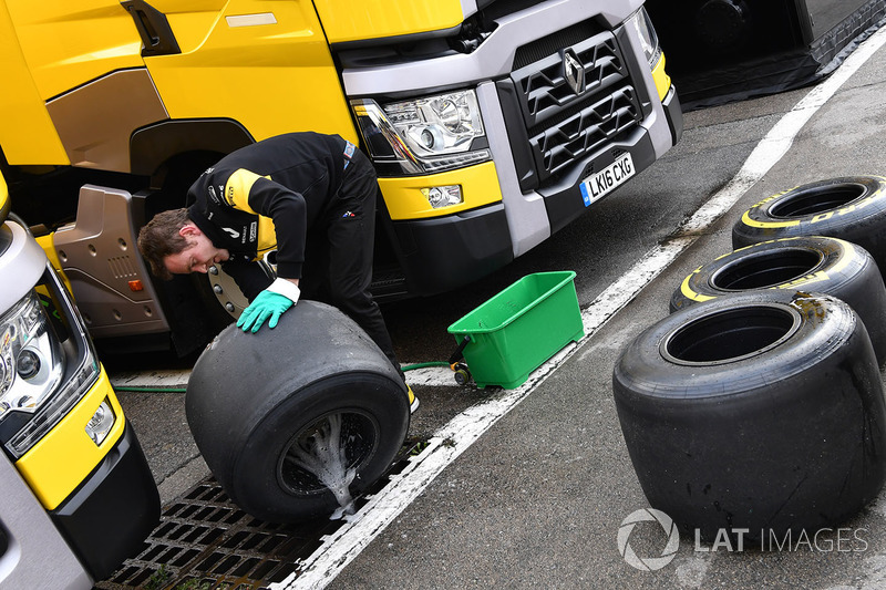 Un meccanico del Team Renault Sport F1 lava le gomme Pirelli