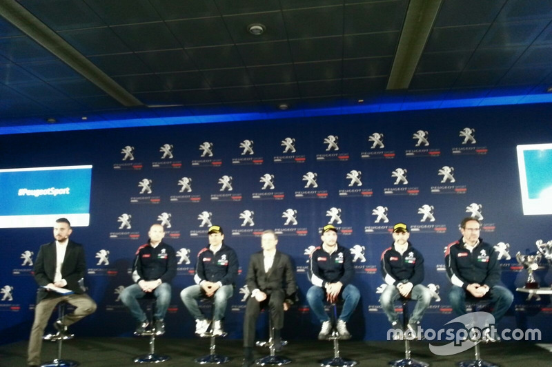 Il team Peugeot Sport Italia sul palco