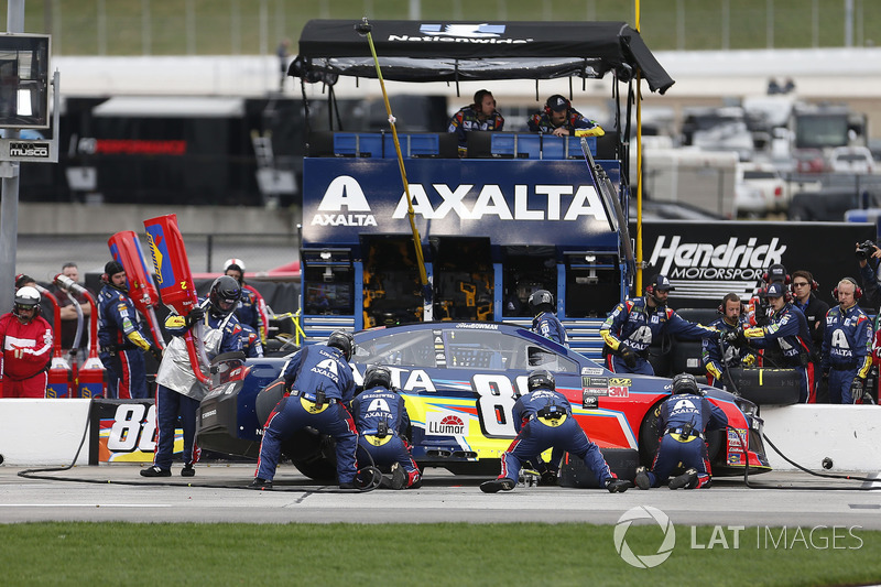 Alex Bowman, Hendrick Motorsports, Axalta Chevrolet Camaro pit stop