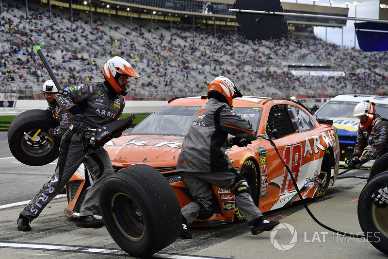 Daniel Suarez, Joe Gibbs Racing, ARRIS Toyota Camry pits