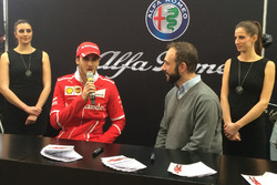 Atonio Giovinazzi allo stand Alfa Romeo
