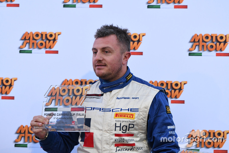 Gianluca Carboni sul podio con il trofeo