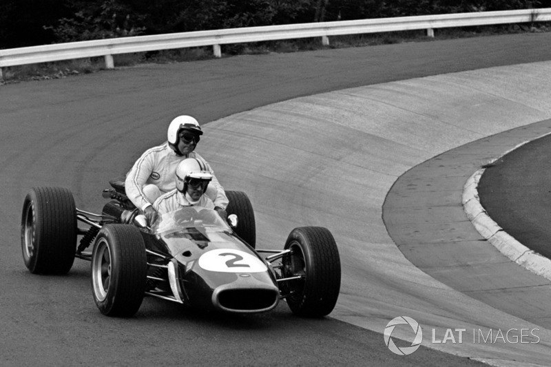 Denny Hulme geeft een lift aan Jack Brabham