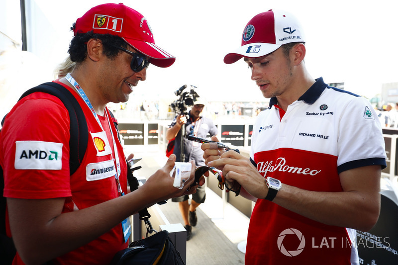 Charles Leclerc, Sauber, firma autografi ai tifosi