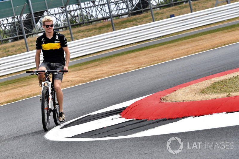 Nico Hulkenberg, Renault Sport F1 Team cycles around the track
