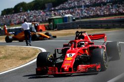 Il vincitore della gara Sebastian Vettel, Ferrari SF71H, festeggia mentre si reca nel parco chiuso