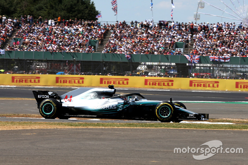 Lewis Hamilton, Mercedes-AMG F1 W09 trompea tras el toque de Kimi Raikkonen, Ferrari SF71H