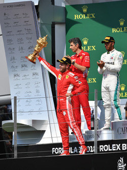 Le vainqueur Sebastian Vettel, Ferrari sur le podium avec son trophée
