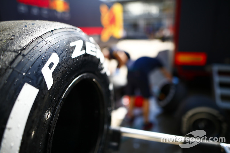 Detail ban Pirelli kompon medium