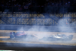Sergio Perez, Force India VJM11, sbatte contro un cartellone, mentre transita Sergey Sirotkin, Williams FW41